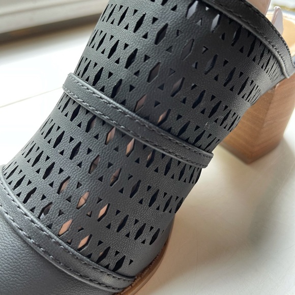 LC High Heel Mules - Picture 3 of 4